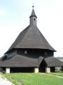 Čelný pohľad na drevený kostolík